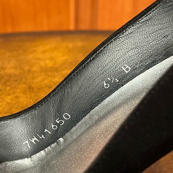 STUART WEITZEMAN KITTEN PUMP SIZE 6½ WITH A 2 ½” HEEL AND RHINESTONE ACCENTS. - Picture 7 of 11